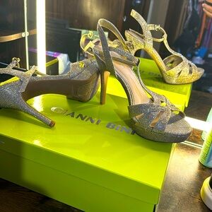 Steve Madden Heleena. Gold. 8 1/2. Worn once.